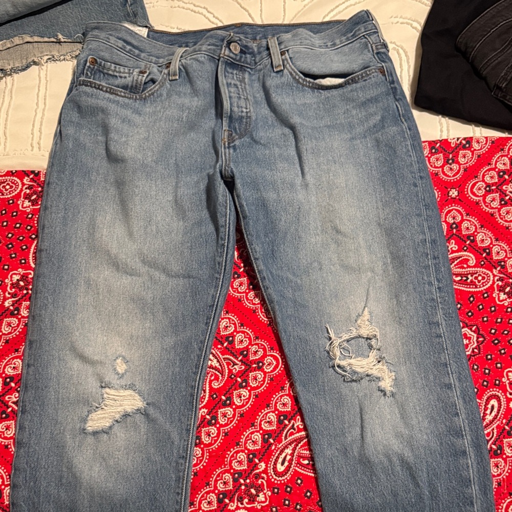 Light Wash Distressed Levi’s Women’s Jeans